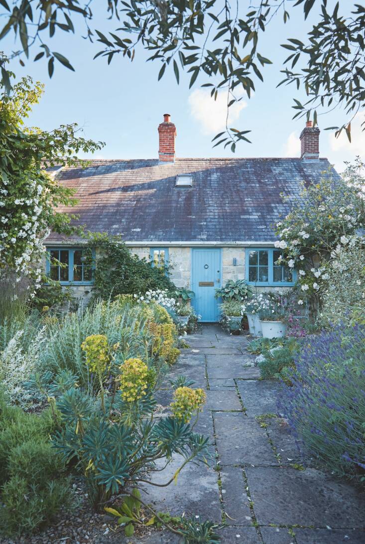 Ngo describes the plantings of the front garden at Spilsbury Farm as, “as free spirited as its owner Tania,” who tells Ngo “benign neglect” is the secret to her garden’s success.