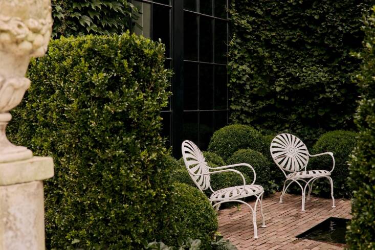 A Pair of \1930s François Carré Sunburst Armchairs—this familiar style, the Harrisons explain, was &#8\2\20;initially designed in the late \19th century for use in Parisian public spaces like parks and boulevards&#8\2\2\1; and was &#8\2\20;considered revolutionary for its time, becoming highly sought after for grand estates and villas.&#8\2\2\1; Galerie Green&#8\2\17;s restored chairs have a new powder-coated white finished.