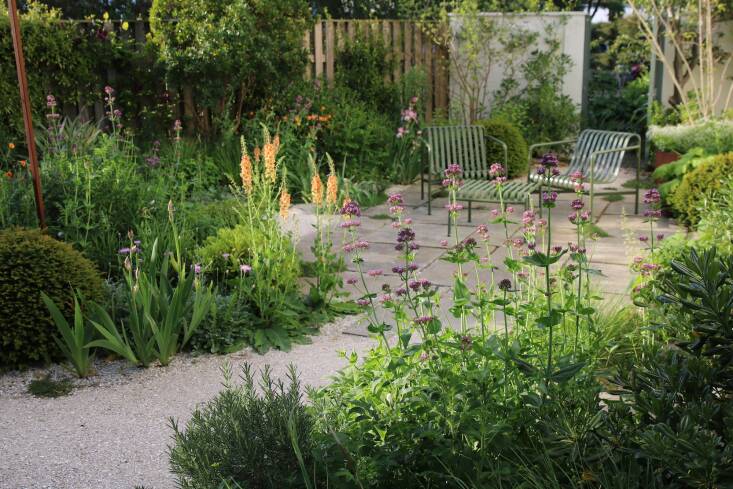 For the hardscaping, Morton paired reclaimed Yorkstone pavers with a shell-based gravel mulch, which helps the garden retain water, for a welcome time-worn feeling. Outdoor furniture pieces from HAY’s iconic Palissade collection appears in each of the garden’s seating areas.