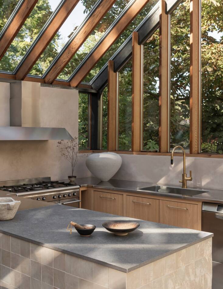  \2\20;Despite the limited space, we’ve managed to fit in everything we need. The kitchen is both beautiful and functional–and it’s magical to cook with the sky above and lilacs and chestnut trees just outside,\2\2\1; Camilla told Nordiska Kök.