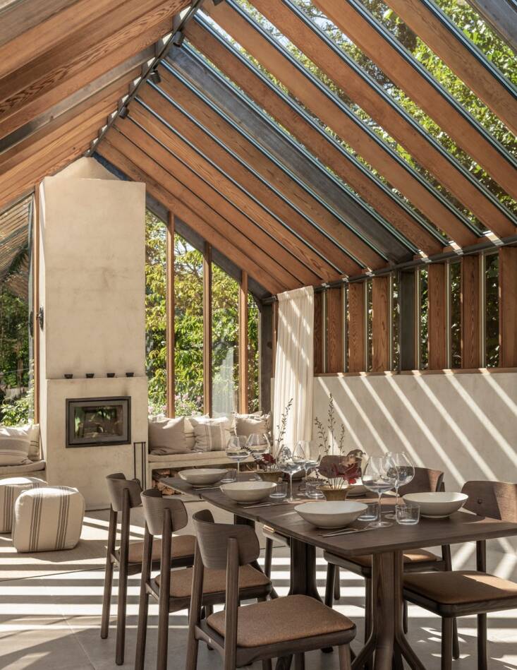 On the other side of the kitchen are the dining and sitting areas. The foundation and plastered parts of the orangery are composed of LECA (Lightweight Expanded Clay Aggregate) blocks, a building material that carries a lower carbon footprint than standard cement.