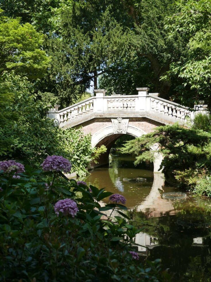 \2\20;Don\2\17;t forget to enjoy your urban greens—their refreshing and restorative power is real. I spent a wonderful afternoon walking around the Royal Botanic Gardens in Edinburgh, Scotland earlier this month and I love visiting at least one garden or park on my city breaks. Currently in Paris during a heatwave, the beautiful Parc Monceau has become my favorite place to sit in the shade and watch the world go by.\2\2\1; \2\1\1; Deborah Eydmann