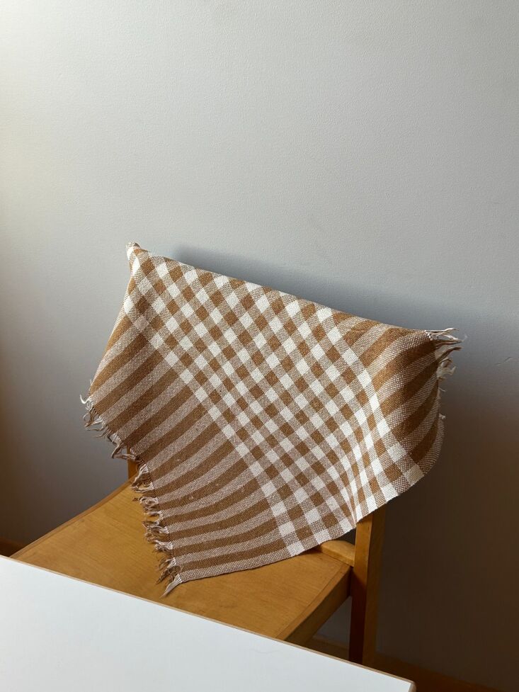 \2\20;I\2\17;ve been loving the work of Polish-American weaver Kathe Kaczmerzyk currently based in Malmö, Sweden. She studied fine art in New York City and Baltimore and only recently returned to her weaving practice after a long sojourn working in food across Scandinavia. She weaves work on a large \1980s Glimåkra loom; her handwoven linen kerchiefs can be worn tied around the hair, for wrapping fruit, summer picnics, or beneath a special bowl or table arrangement.\2\2\1; \2\1\1; Alexa Hotz; photograph from Kathe Kaczmerzyk