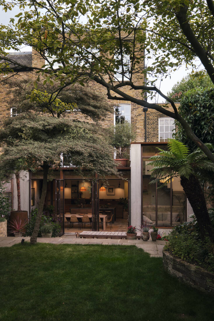When Sophie first came on site, \2\20;the hanging branches of the huge lime tree on the south-facing side were almost touching the ground, so the first thing we did was lift the crown right up to let more light in,\2\2\1; she shares. \2\20;One of my key goals was to retain an atmosphere of enclosure, whilst also maximising feelings of space and occasion—as the house has been designed.\2\2\1;