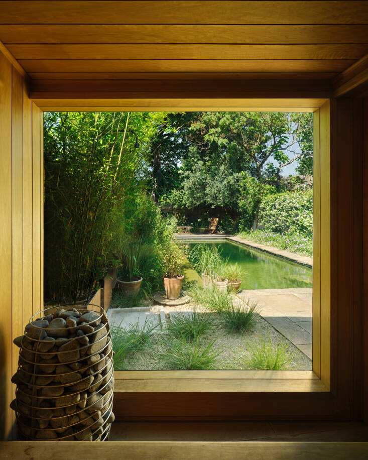 Thermo Aspen wood clads the sauna interior, which offers a prime view of Sophie\2\17;s scent- and privacy-focused pond garden. \2\20;The west-facing fence is planted with evergreen star jasmine (Trachelospermum jasminoides), underplanted with pillows of Erigeron karvinskianus and Geranium Rozanne,\2\2\1; she notes.